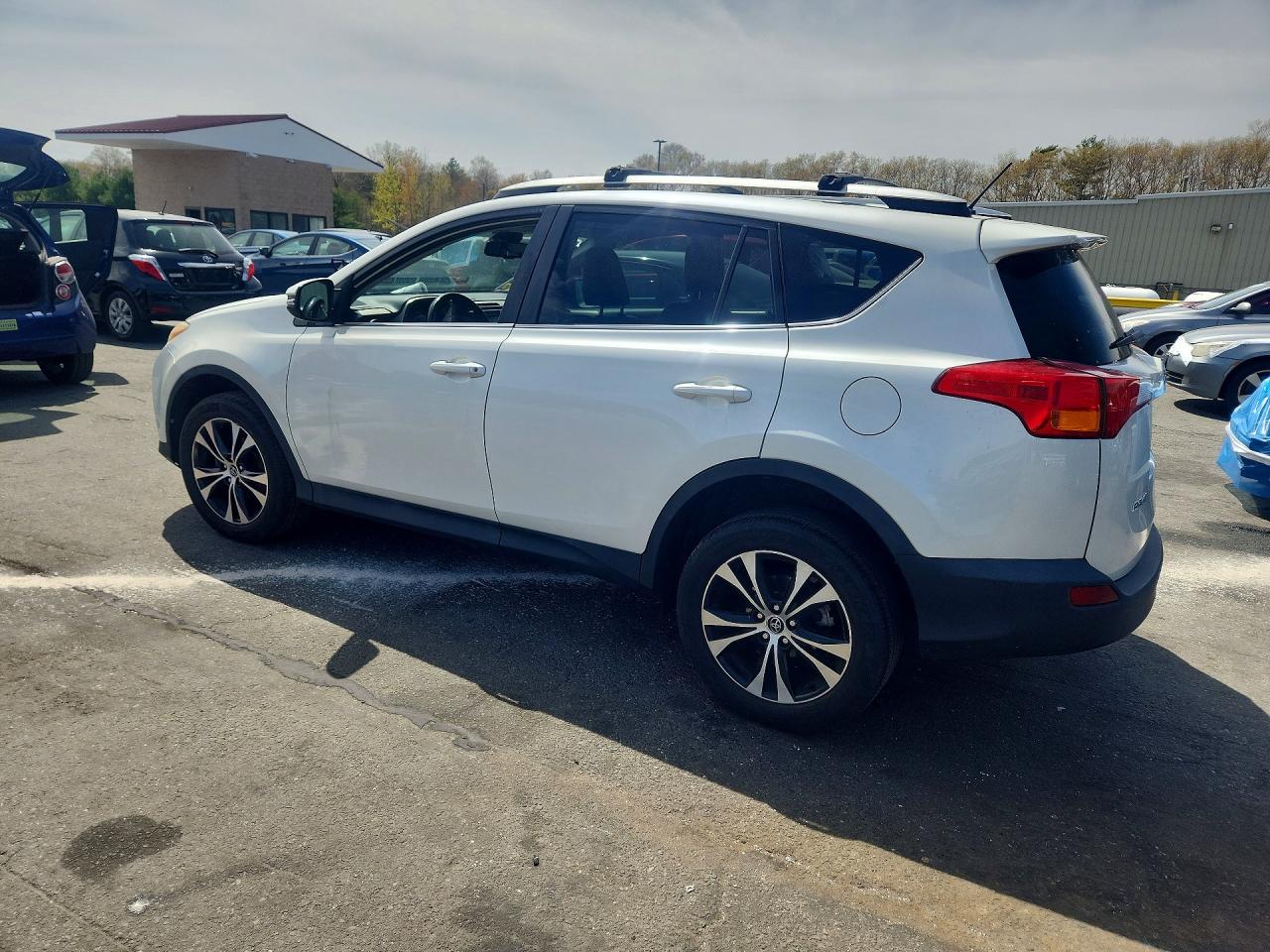 2015 TOYOTA RAV 4 — VIN 2T3DFREV3FW398169 — photo 2